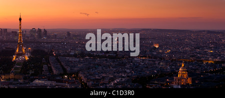 Der Eiffel-Turm und Dom umrahmen einen Panoramablick über die Stadt der Lichter, Paris, Frankreich. Stockfoto
