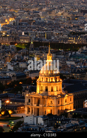 Dom und Napoleons Grab beleuchtet in der Nacht in Paris, Frankreich. Stockfoto