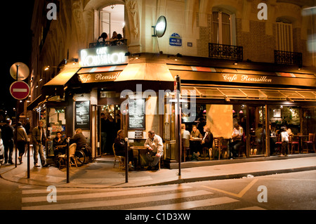 Paris Cafe Roussillon nachts an der Ecke der Rue de Grenelle und Rue Cler, Paris, Frankreich. Stockfoto