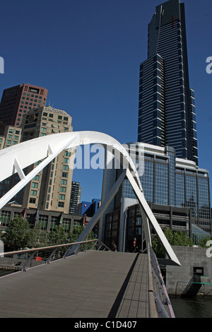 Blick entlang der Fußgängerbrücke über den Yarra River, Melbourne, Victoria Stockfoto