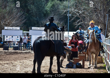 Der schwarze Ritter seinen Konkurrenten beim Turnier Contest in Sonora California Celtic Faire Prüfung Stockfoto