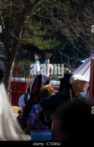 Ein Darsteller auf der Bühne einen langen Ballon in die Sonora California Celtic Faire schlucken Stockfoto