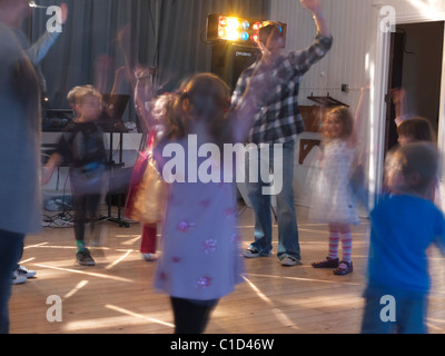 Kinder tanzen um einen fünften Geburtstag feiern England Stockfoto