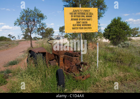 Warnung vor der Gefahr der zufälligen Grabungen der opel-Mine in Lightning Ridge im äußersten Westen von New South Wales, Australien Stockfoto