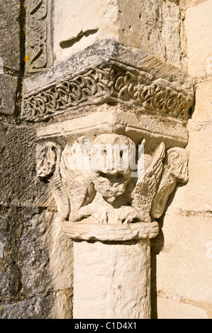 Geschnitzten Stein Detail auf Spalte außerhalb der Kirche - Frankreich. Stockfoto