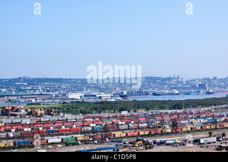 Güterzüge beladen mit Containern neben Hafen von Durban. Südafrika. Stockfoto