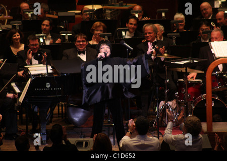 Liza Minnelli mit Dirigent Marvin Hamlisch für "The New York Philharmonic Orchestra präsentiert New York Moments" Gala-Abend auf der Bühne Stockfoto