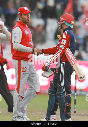 Kings XI Punjab Mohali Yuvraj Singh und Delhi Daredevils Virender Sehwag während IPL Twenty20 match bei der Newlands Cricket Stockfoto