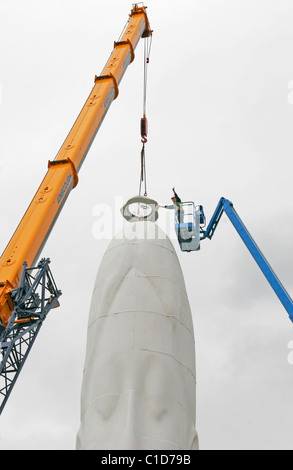 Arbeiter hinzufügen ein neues wichtiges Stück von Kunst im öffentlichen Raum unter dem Titel "Dream" den letzten Schliff. Die 20 Meter hohe Skulptur eines jungen Stockfoto