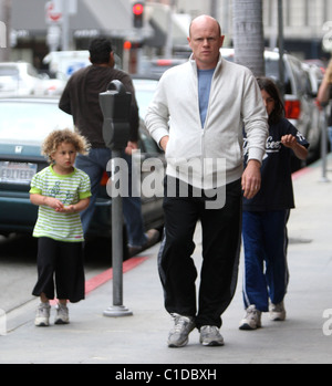 Paul McCrane lässt ein Beverly Hills medizinisches Zentrum mit seinen Kindern Los Angeles, Kalifornien - 24.04.09 Agent 47 / Stockfoto