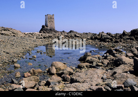 Vereinigtes Königreich, Kanalinseln, Jersey Insel Seymour Turm am La Rocque bei niedrigem Wasserstand Stockfoto