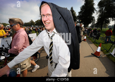 Ein Konkurrent Warteschlangen an der Oberfläche der Brompton World Championships Commuter Bike-Rennen auf dem Gelände des Blenheim Palace, Stockfoto