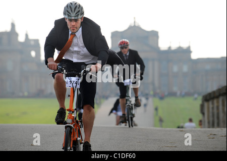 Konkurrenten in der Brompton World Championships Pendler-Bike-Rennen auf dem Gelände des Blenheim Palace, Oxfordshire Sep 2008 Stockfoto