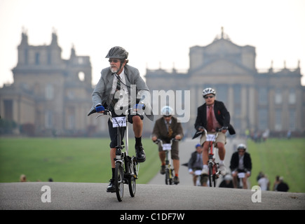 Konkurrenten in der Brompton World Championships Pendler-Bike-Rennen auf dem Gelände des Blenheim Palace, Oxfordshire Sep 2008 Stockfoto