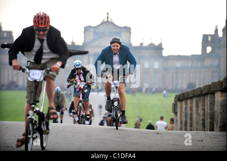 Konkurrenten in der Brompton World Championships Pendler-Bike-Rennen auf dem Gelände des Blenheim Palace, Oxfordshire Sep 2008 Stockfoto