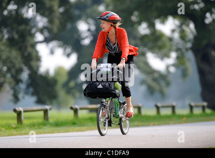 Eine ältere weibliche Konkurrenten in der Brompton World Championships Pendler-Bike-Rennen auf dem Gelände des Blenheim Palace, Oxfordshi Stockfoto