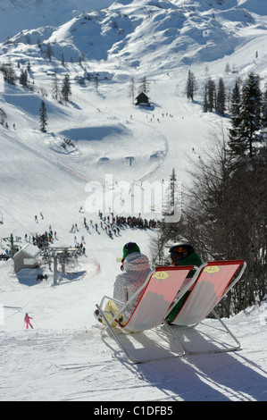 Skifahrer auf Liegestühlen im Vogel Ski Centre in slowenischen Triglav Nationalpark Stockfoto