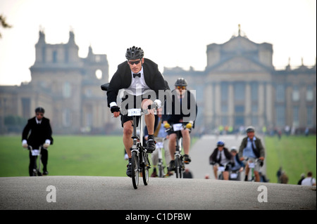 Konkurrenten in der Brompton World Championships Pendler-Bike-Rennen auf dem Gelände des Blenheim Palace, Oxfordshire Sep 2008 Stockfoto
