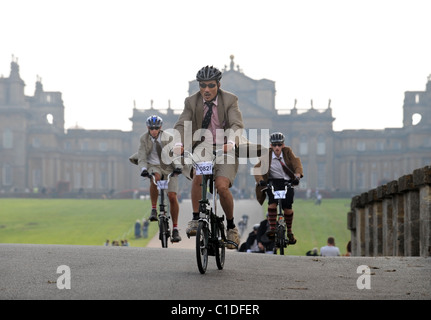 Konkurrenten in der Brompton World Championships Pendler-Bike-Rennen auf dem Gelände des Blenheim Palace, Oxfordshire Sep 2008 Stockfoto