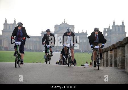 Konkurrenten in der Brompton World Championships Pendler-Bike-Rennen auf dem Gelände des Blenheim Palace, Oxfordshire Sep 2008 Stockfoto