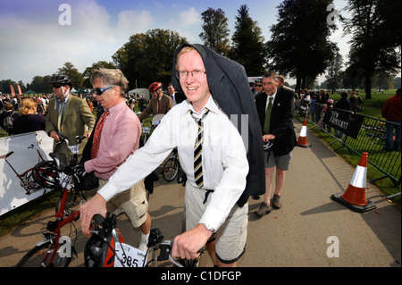 Ein Konkurrent Warteschlangen an der Oberfläche der Brompton World Championships Commuter Bike-Rennen auf dem Gelände des Blenheim Palace, Stockfoto