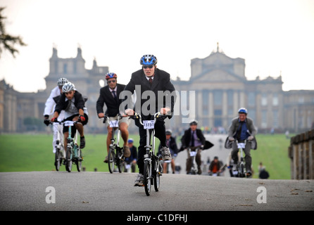 Konkurrenten in der Brompton World Championships Pendler-Bike-Rennen auf dem Gelände des Blenheim Palace, Oxfordshire Sep 2008 Stockfoto