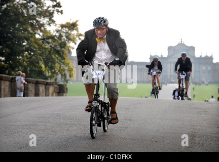 Konkurrenten in der Brompton World Championships Pendler-Bike-Rennen auf dem Gelände des Blenheim Palace, Oxfordshire Sep 2008 Stockfoto