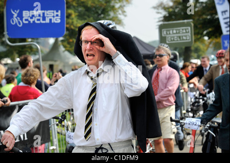 Ein Konkurrent Warteschlangen an der Oberfläche der Brompton World Championships Commuter Bike-Rennen auf dem Gelände des Blenheim Palace, Stockfoto