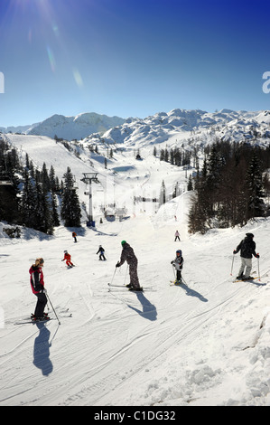 Skifahrer auf den Vogel Ski Center im Triglav Nationalpark Sloweniens Stockfoto