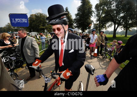 Ein Konkurrent Warteschlangen an der Oberfläche der Brompton World Championships Commuter Bike-Rennen auf dem Gelände des Blenheim Palace, Stockfoto