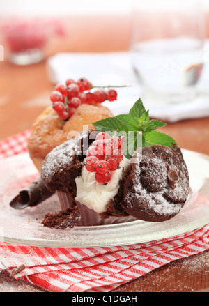 Frische Muffins mit Quark und roten Johannisbeeren Stockfoto