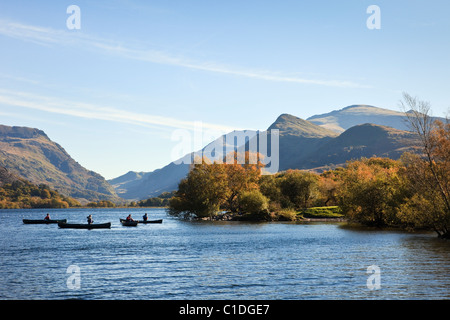 Llyn Padarn See entlang nach Mount Snowdon in Snowdonia-Nationalpark im Herbst anzeigen Llanberis, Gwynedd, Nordwales, UK. Stockfoto