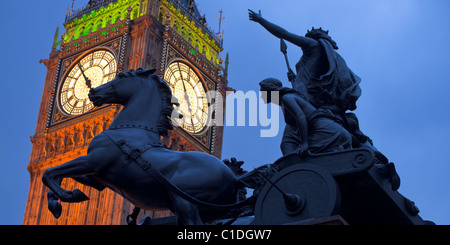 Big Ben und der Boadicea Chariot Westminster London England UK im Abendlicht Stockfoto