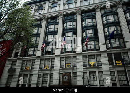 Die Vorderseite des Kaufhauses Macy's in Manhattan mit US-Flaggen draußen fliegen. Stockfoto