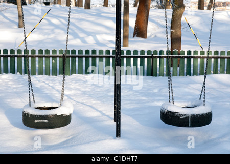 Schaukel mit Schnee bedeckt. Stockfoto