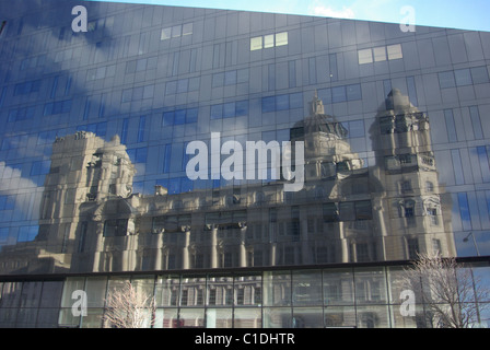 Der Port Of Liverpool Building, Pier Head, Liverpool spiegelt sich in einem modernen Gebäude Stockfoto