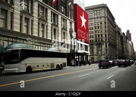 Macy's Store und Straße Fassade in Manhattan New York mit Verkehr Stockfoto