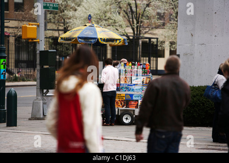 Eine Straße Ecke hot dog Vendor in Manhattan, New York verkaufen auch Brezeln und Getränke Stockfoto