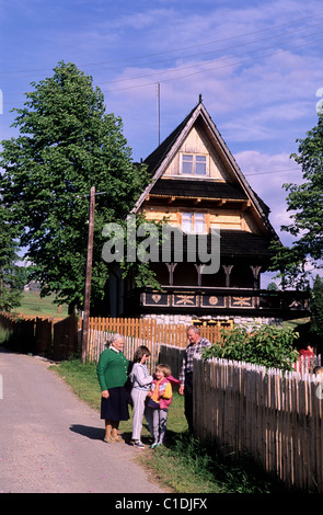 Polen, Kleinpolen, Karpaten, Zarcopane Bereich, Familie von Landwirten vor ihrem Holzhaus Stockfoto