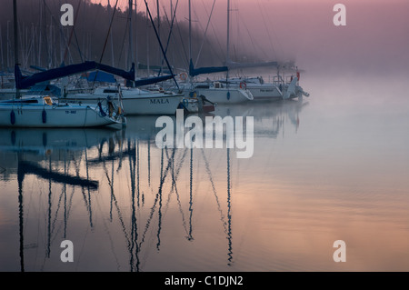 Bunte Ansicht von einem Yachten festgemacht an auf See, Polen. Kalten und nebligen Morgen Stockfoto