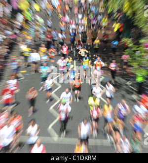 Läufer auf dem Damm in London Marathon London, England - 26.04.09 Stockfoto