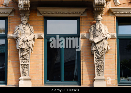 Historisches Haus mit Statuen von Ludwig van Beethoven und Johannes Gutenberg in Hamburg, Deutschland, Europa Stockfoto