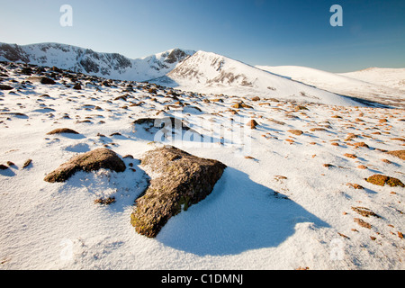 Eine Sneachda auf die Cairngorm Mountains, Schottland, UK, suchen unter winterlichen Bedingungen in Coire. Stockfoto