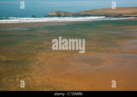 Ein Blick auf die Küste am Strand von Konstantin Bay Cornwall UK Stockfoto
