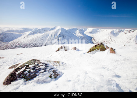 Mit Blick auf die Engel Peak und Braeriach über den Lairig Ghru vom Gipfel des Ben Macdui auf den Cairngorm mountains Stockfoto