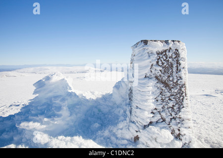 Die trigonometrischen Punkt in Hoare Frost auf dem Gipfel des Ben Macdui bedeckt, zweite Schottlands höchsten Gipfel, den Cairngorm mountains Stockfoto