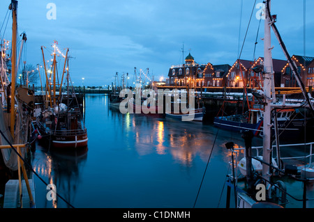 Shrimp-Kutter in den Hafen von Neuharlingersiel, Nordsee, Eveningview, Krabbenkutter Stockfoto