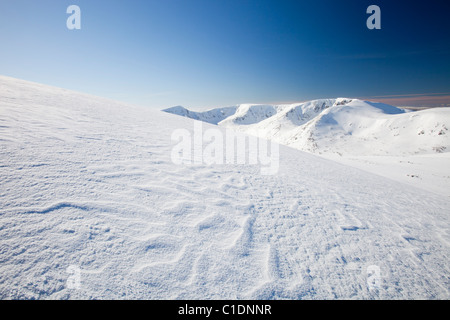 Mit Blick auf die Engel Peak und Braeriach über den Lairig Ghru vom Gipfel des Ben Macdui auf den Cairngorm mountains Stockfoto