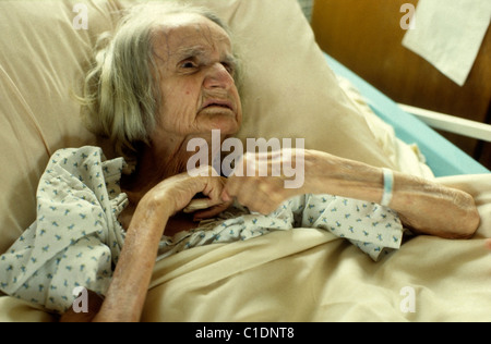 Eine ältere Frau Patient im Bett in eine NHS-Krankenstation in Wales Großbritannien 1983 KATHY DEWITT Stockfoto