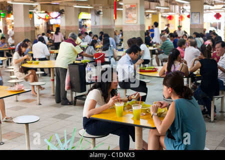 Zur Mittagszeit Menge bei die Peoples Park Complex Hawker Center (Food-Court).  Chinatown, Singapur Stockfoto